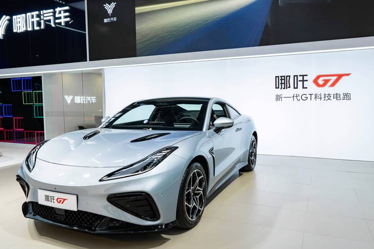 深圳308哪吒汽车在智能汽车领域的表现，领途汽车在新能源汽车市场中的影响力